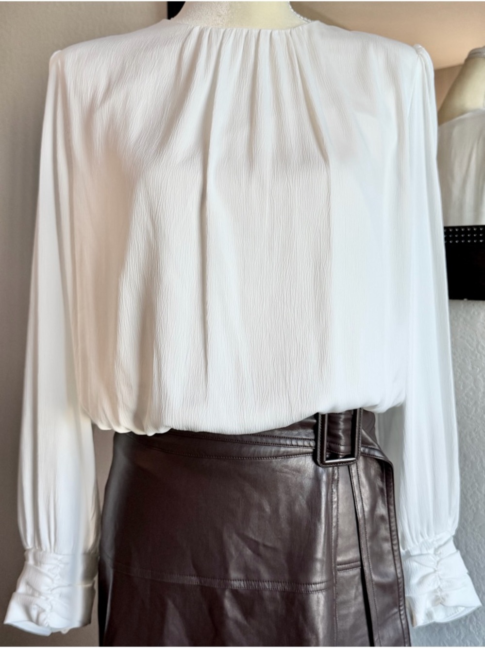 ASTR the Label Cropped Top Womens SizeM OffWhite Ruched Sleeve Scoop Neck Blouse